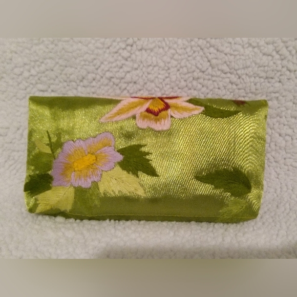 Forgotten Shanghai Floral Clutch Purse - Picture 2 of 8